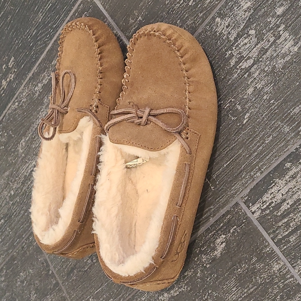 Ugg Dakota slippers size US 6. Great condition